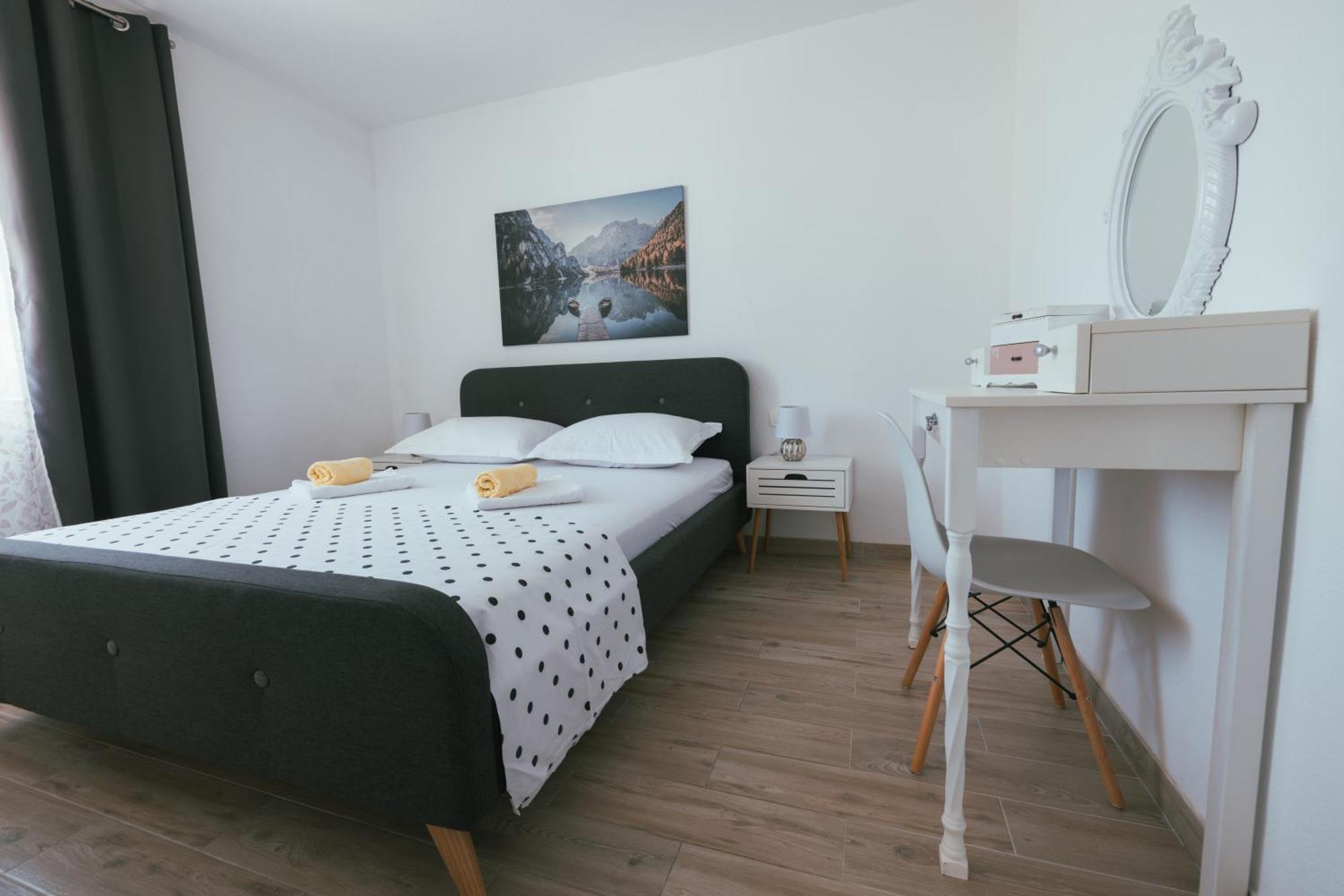Apartments Marusic Makarska Oda fotoğraf